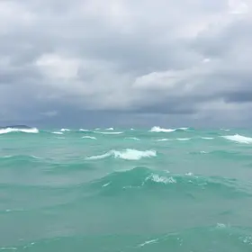 Destino de ventos constantes e águas curativas: o refúgio fluminense de 200 km² que domina o cenário esportivo internacional desde 2024 Capital do Kitesurf